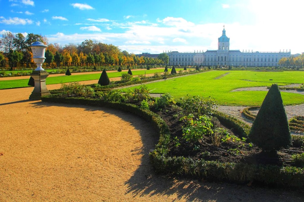 Akkurat angelegte Beete im französischen Teil des Schlossparks am Schloss Charlottenburg
