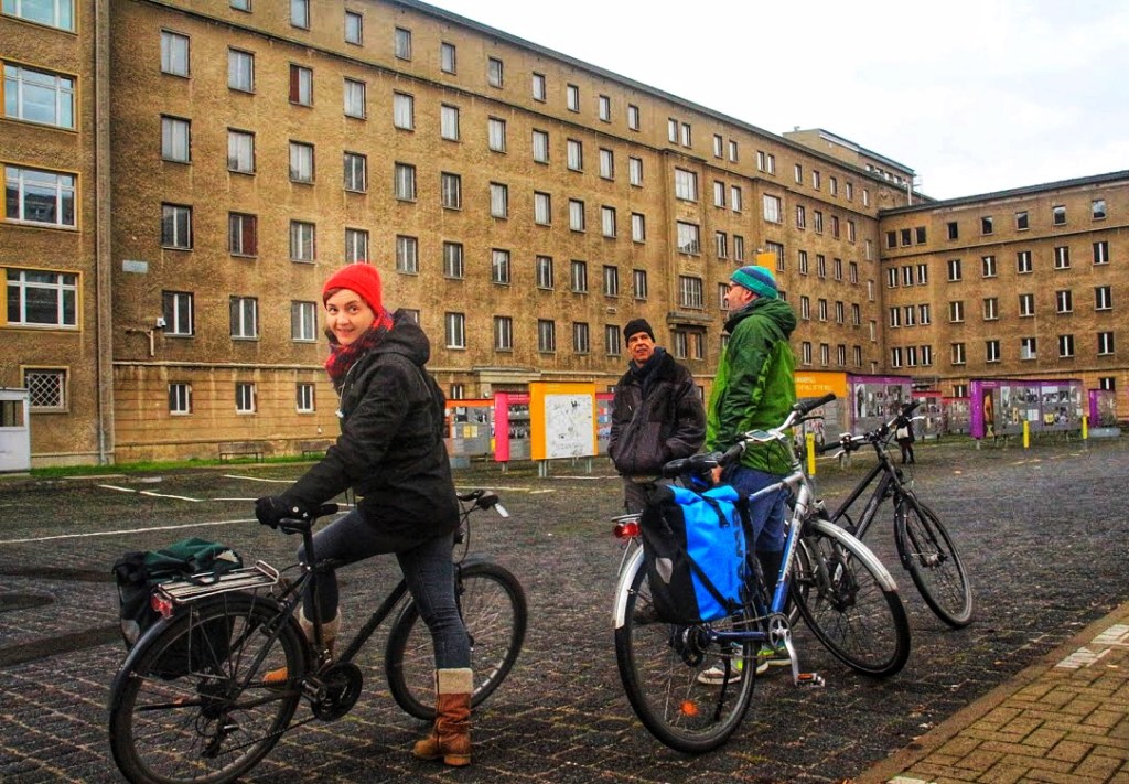 Berlin on Bike Team im Hof der ehemaligen Stasi-Zentrale