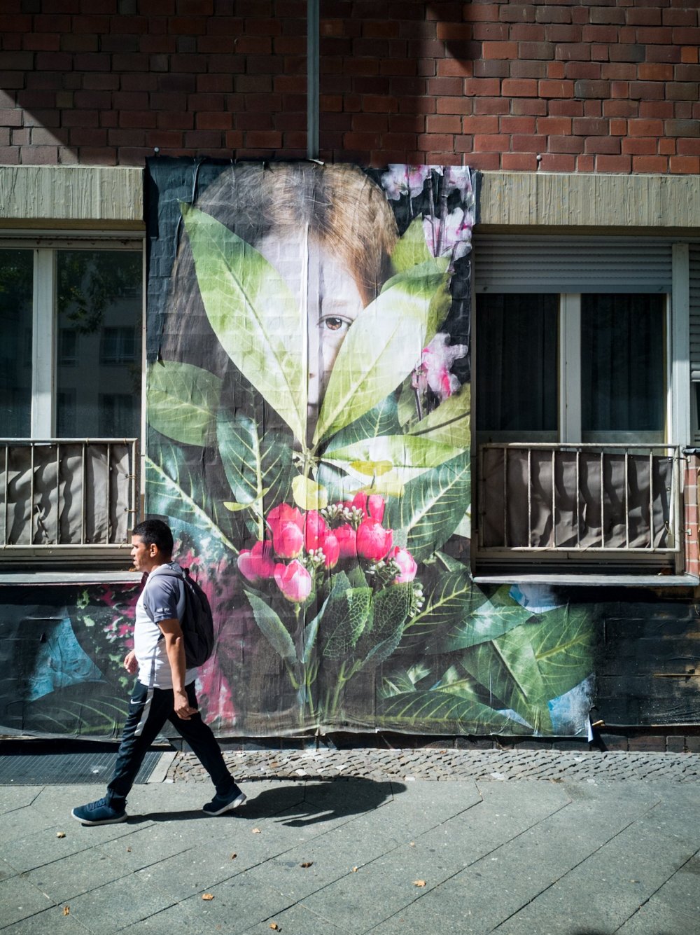 Street Art Berlin - Blumen Pasteup
