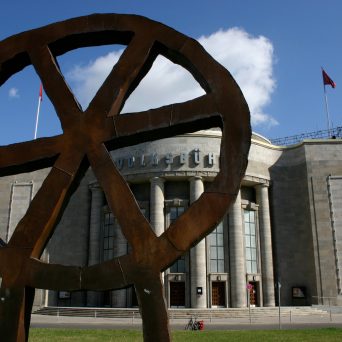 a close up of a statue