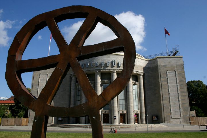 a close up of a statue