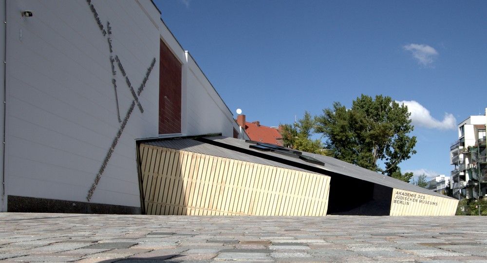 akademie-juedisches-museum-berlin-eingang-berlins-best-post-wall-architecture akademie-juedisches-museum-berlin-eingang-berlins-best-post-wall-architecture