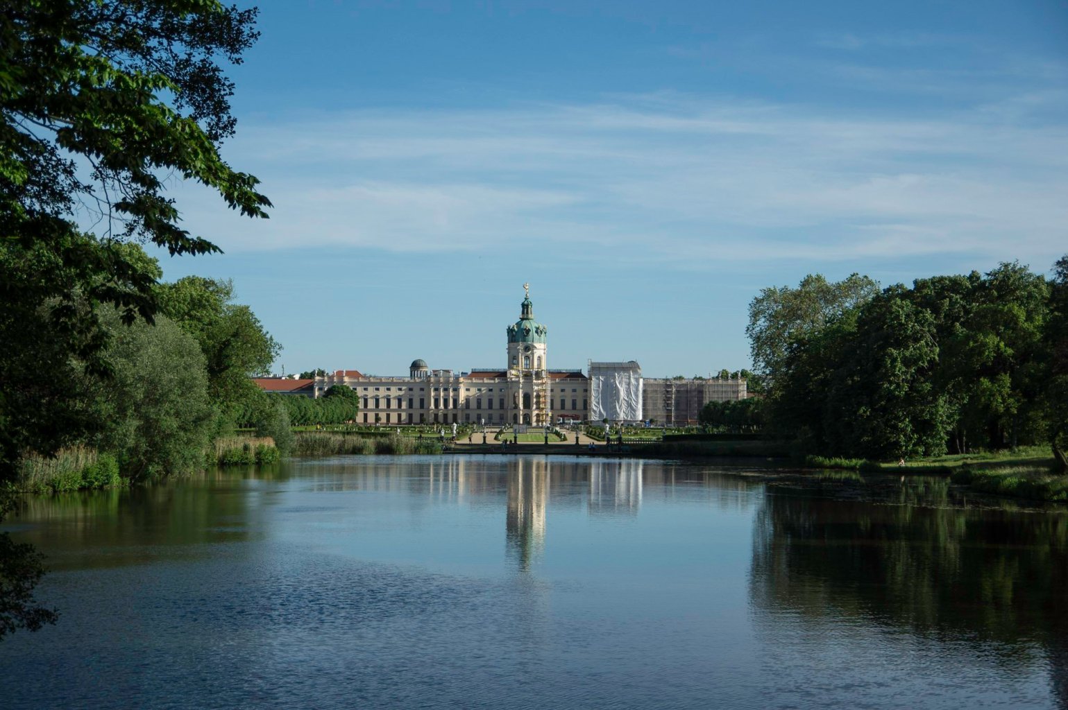 Selbst mit Gerüst eine Augenweide: Blick von einer Brücke auf das Schloss Charlottenburg mit seinem Rokkoko Garten.