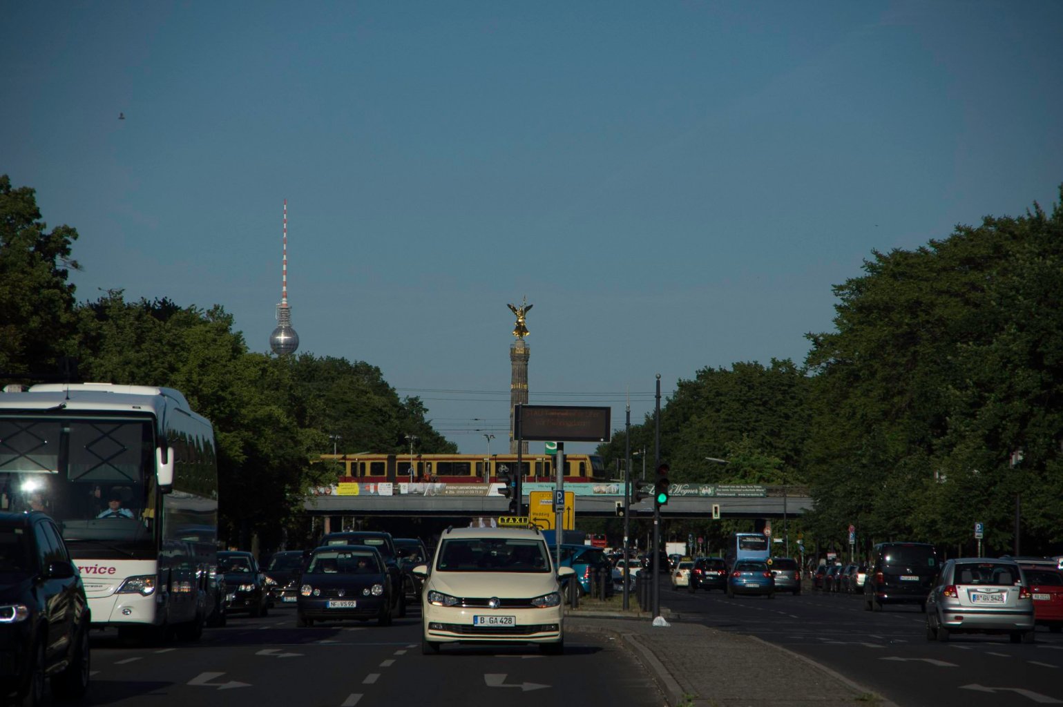 Halbe Strecke unserer Radtour am Charlottenburger Tor mit Blick auf die Siegessäule und den Fernsehturm.