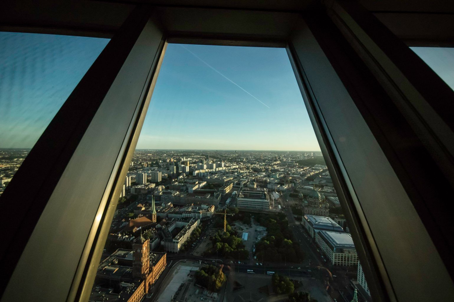 Blick aus dem Fenster des Fernsehturm am Alex mit Rotem Rathaus, Nikolaikirche und der Baustelle des Humboldtforum