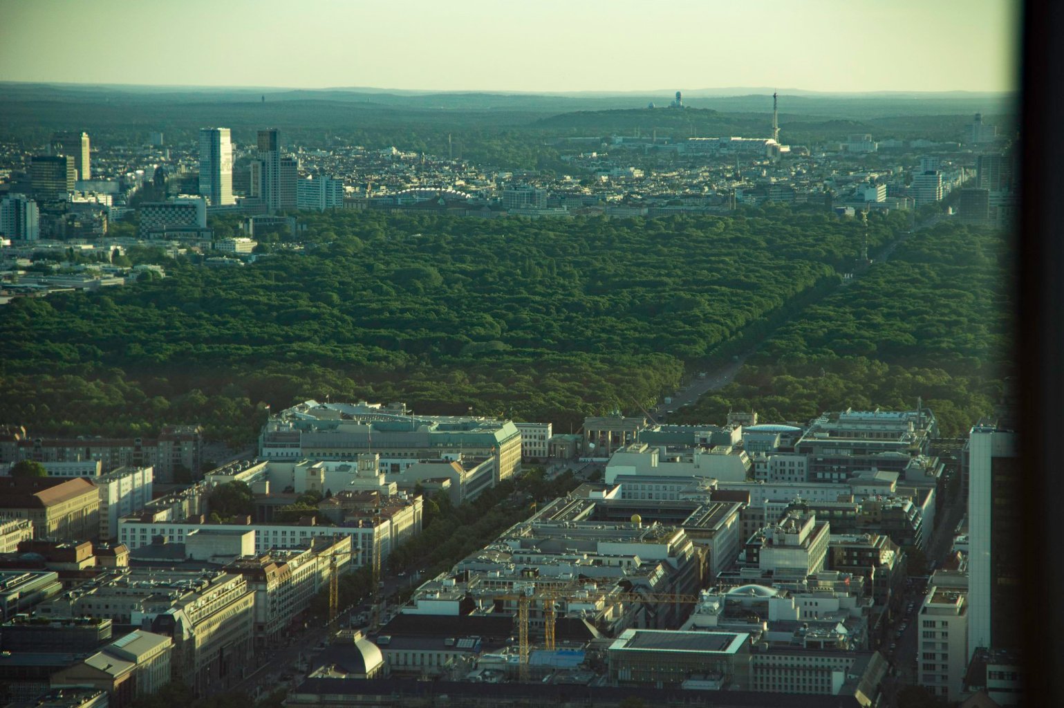 Berlin von oben: Brandenburger Tor, Tiergarten, Funkturm und im Hintergrund die alte Radarstation am Teufelsberg.