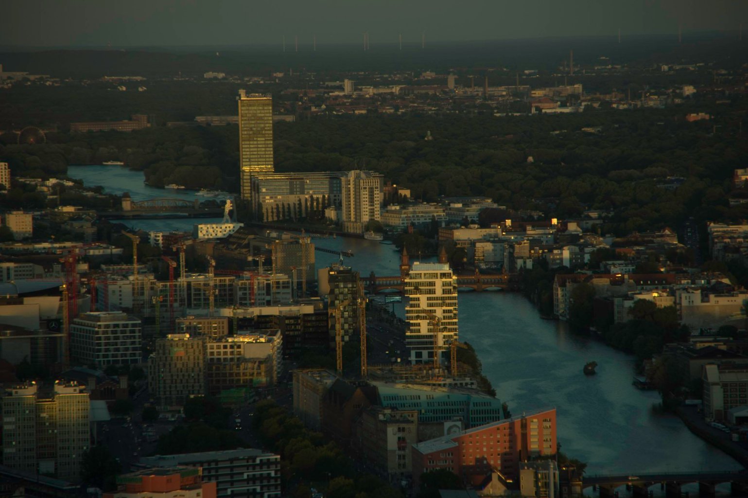 Berlin von oben; Blick auf die Spree mit dem umstrittenen Neubau Living Bauhaus, der Oberbaumbrücke und der Riesen-Baustelle rund um die Mercedes-Benz-Arena am Ostbahnhof.