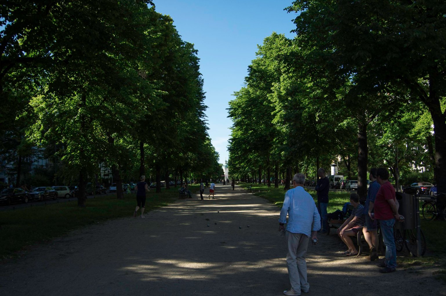 Boulespieler auf dem Mittelstreifen der Schlossstraße. Im hintergrund schon klein zu sehen die Kuppel des Schloss Charlottenburg