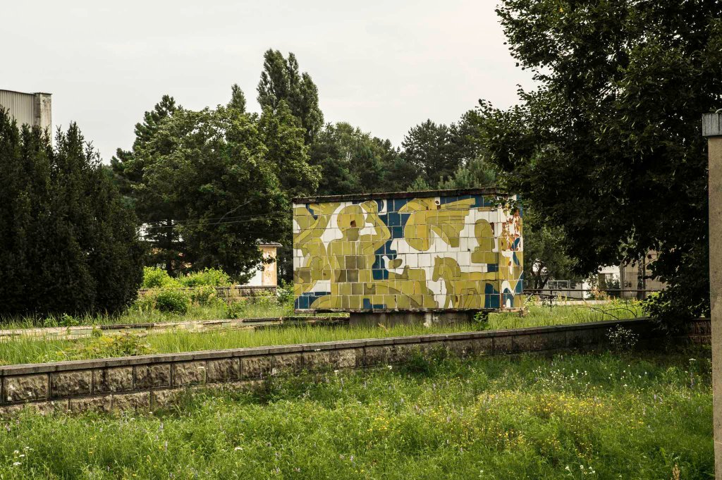 Kein staatseigener Betrieb der DDR kam ohne wenigstens eines Mosaiks oder Wandgemäldes aus, das wahlweise für den Frieden, die Errungenschaften des Sozialismus oder den Neuen Menschen wirbt, den der Sozialismus schaffen sollte.