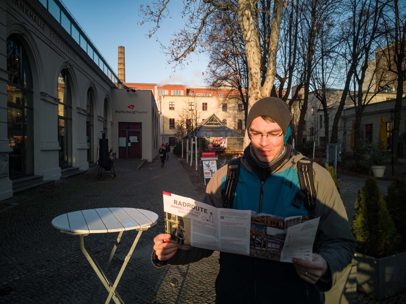 Wir starten unsere Radtour zu den Zentren Berliner Industriekultur im Pfefferberg. Bevor es losgeht studiert Tourguide Martin die Route.