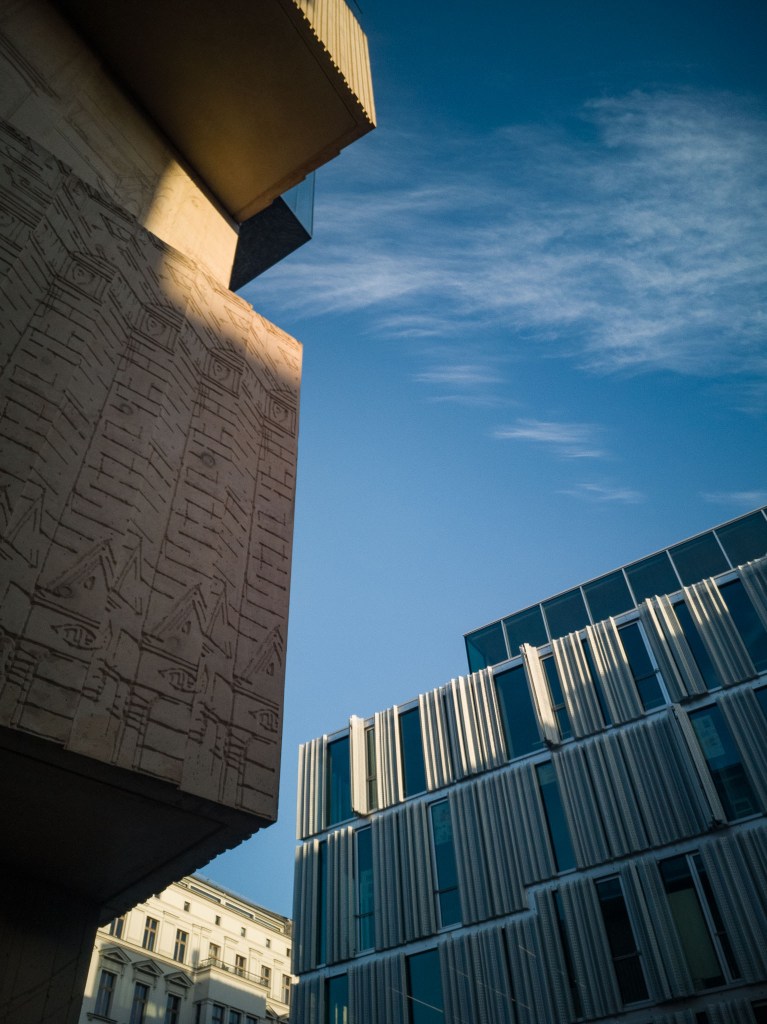 Links, ein Detail der sehr speziellen Fassade des Museums für Architekturzeichnung der Tchoban Foundation. 