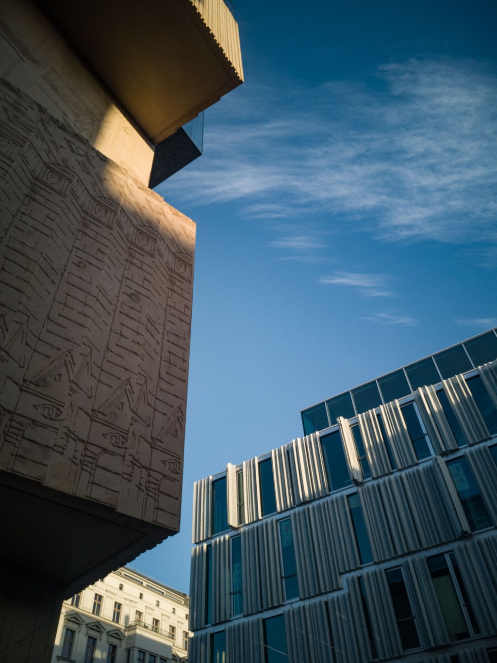 Links, ein Detail der sehr speziellen Fassade des Museums für Architekturzeichnung der Tchoban Foundation.