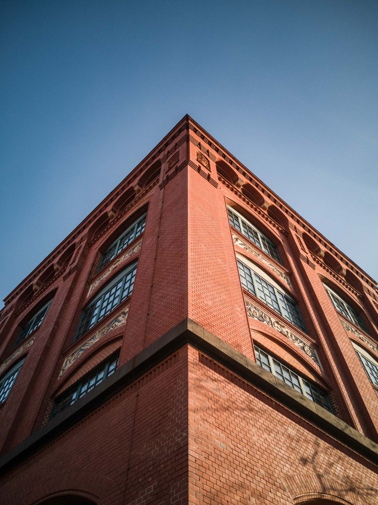 Licht und Schatten an der Ecke von Acker und Hussitenstraße, Fassade der ehemaligen AEG Apparatefabrik in Berlin Wedding-