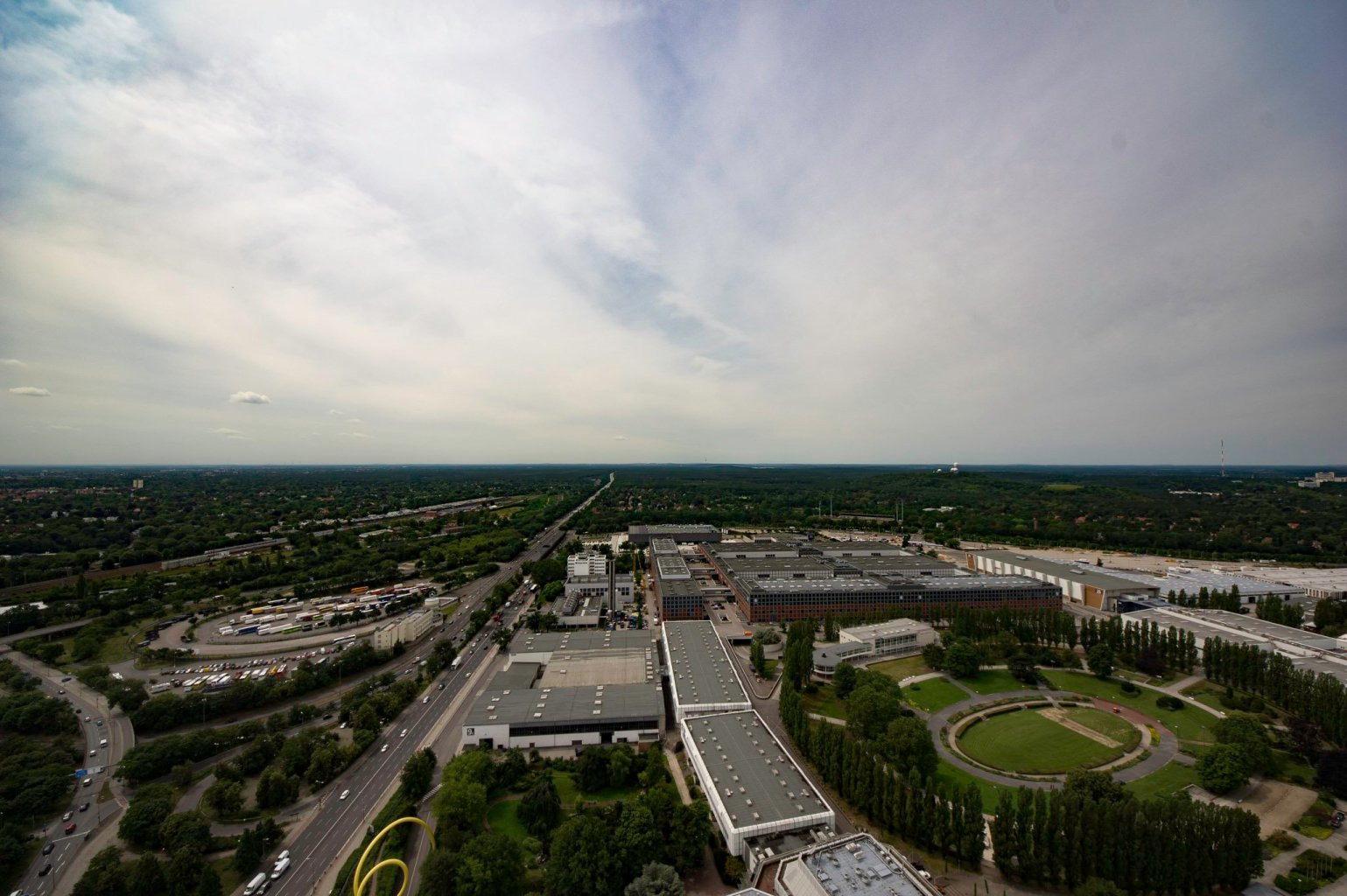 Von oben sieht es fast so aus, als sei die Stadt hier schon zu Ende, aber der Grunewald (rechts von der AVUS-Autobahn) gehört noch vollständig zu Berlin.