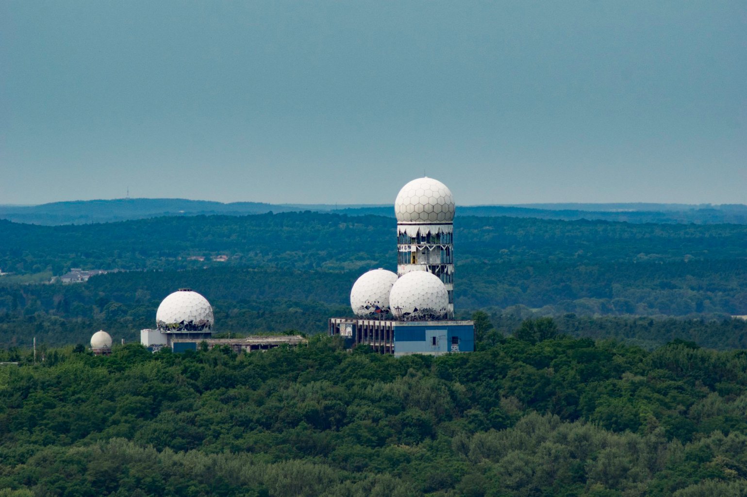 Auch die Radarstation auf dem Teufelsberg ist vom Funkturm aus zum Greifen nah.