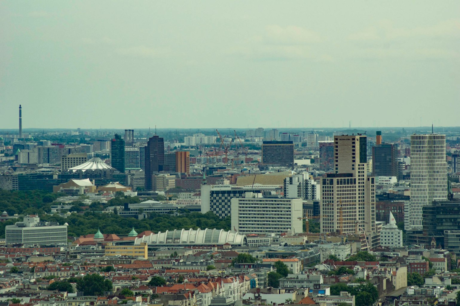 Rechts im Bild die City WEst mit Waldorf-Astoria, Upper West und dem Gürteltier-Haus der Börse; in der linken Bildhälfte ist der Potsdamer Platz deutlich zu erkennen.