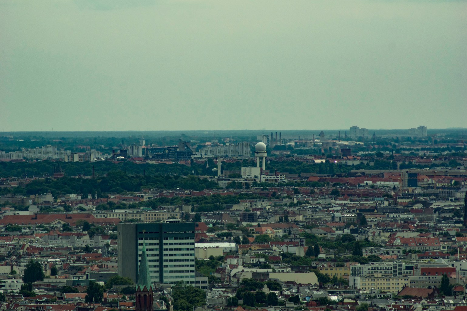 Und noch eine ehemalige Abhörstation lässt sich vom Funkturm aus sehen, diese findet sich am Tempelhofer Feld. Etwas links daneben sieht man die Minarette der Moschee am Columbiadamm und das dreieckige Gebäude des Hotel Estrel in Neukölln