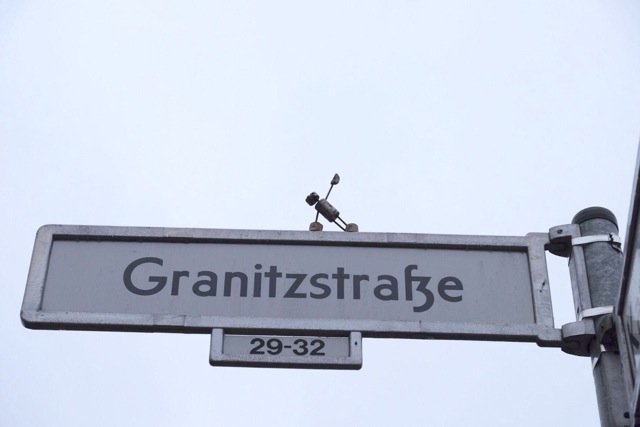 Side Plank Korkmännchen auf Straßenschild