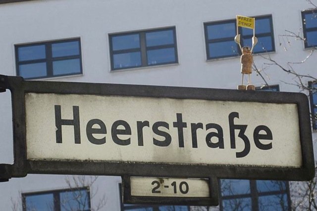 Korkmännchen "Free Deniz" in der Herrstraße Berlin