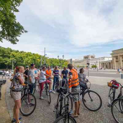 Stopp am Brandenburger Tor während der Berlin im Überblick Radtour