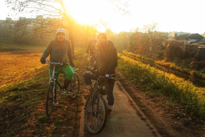 Berlin_on_Bike_Radtour_am_Franzosenbecken_Pankow-700×467 a man riding a bike down a dirt road