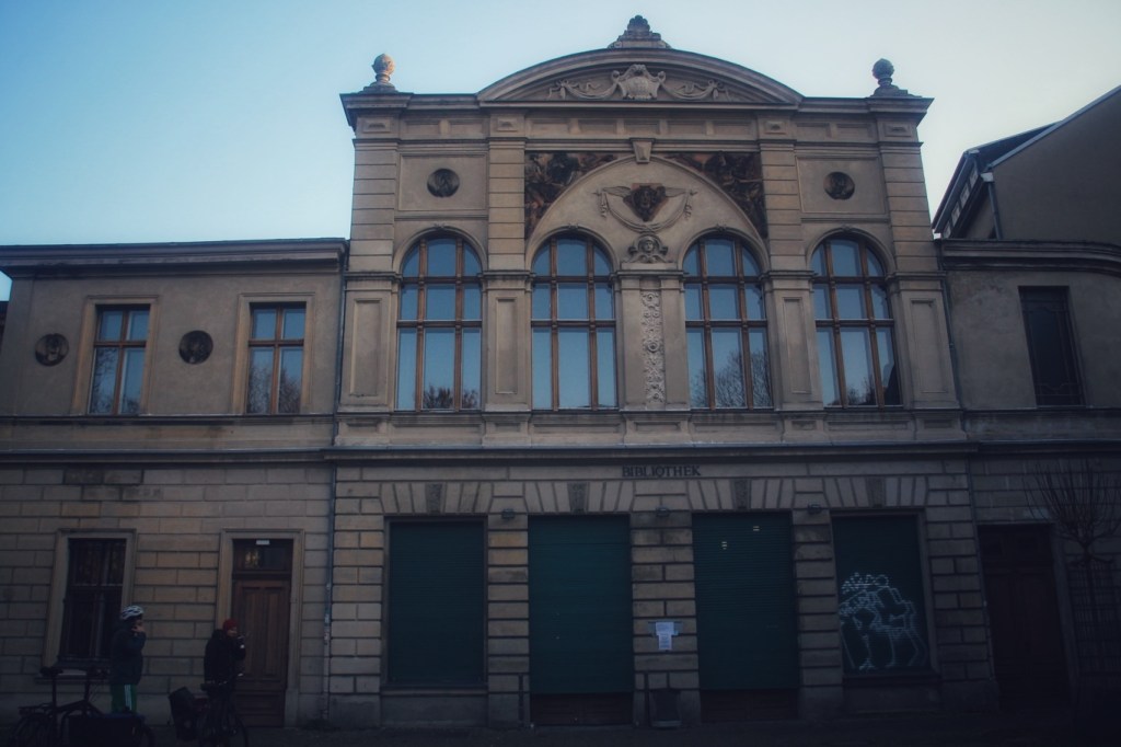 Historische Fassade am ehemaligen Luisenbad, wo früher die Quelle entsprang, die dem Gesundbrunnen seinen Namen gab.