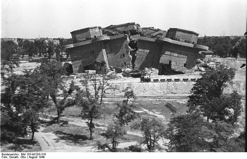 Gesprengter Bunker im Volkspark Friedrichshain 1949 (Quelle: Bundesarchiv)