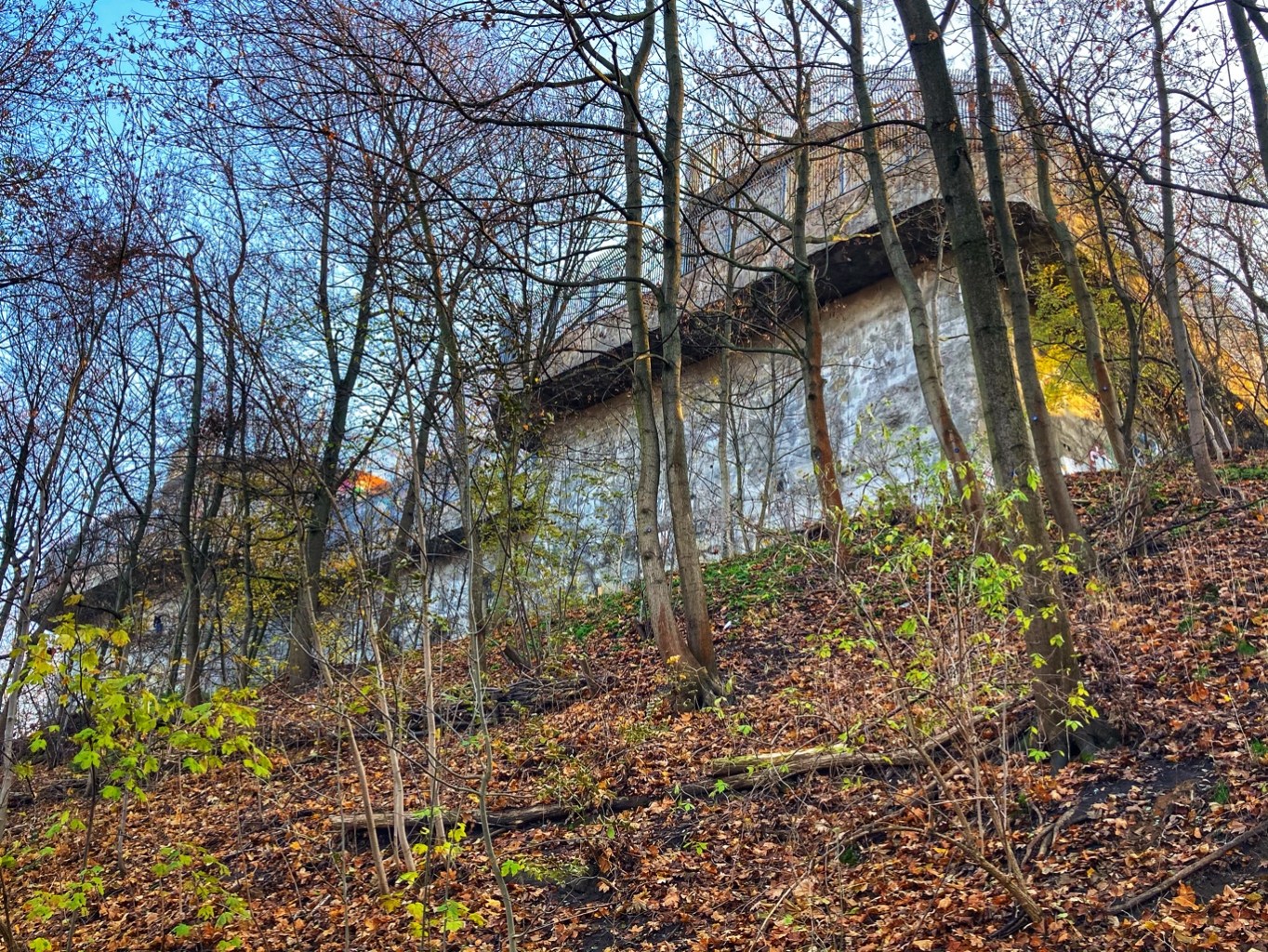 An der Bunkerwand am Humboldthain wird heute geklettert.