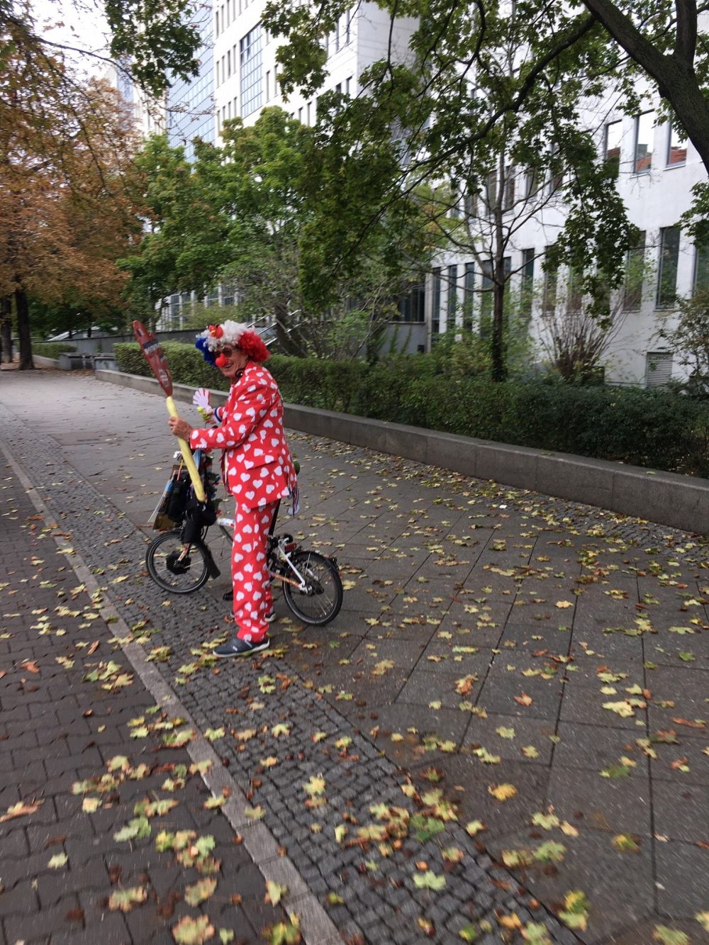 Michel unternahm im Wende-Herbst 1989 einen Etappen-Lauf von Paris nach Berlin, 1000 km in 3 Wochen. Lachend erzählte er, dass er die Mauer zum Einsturz gebracht habe.