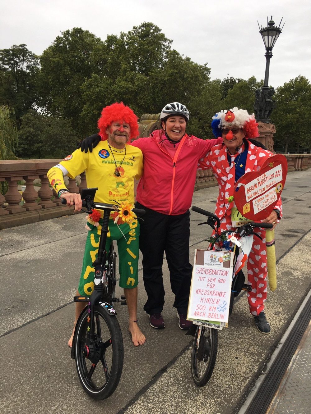 Pumuckl Dieter (links) und Michel aus Frankreich (rechts) posieren mit unseren Radlern