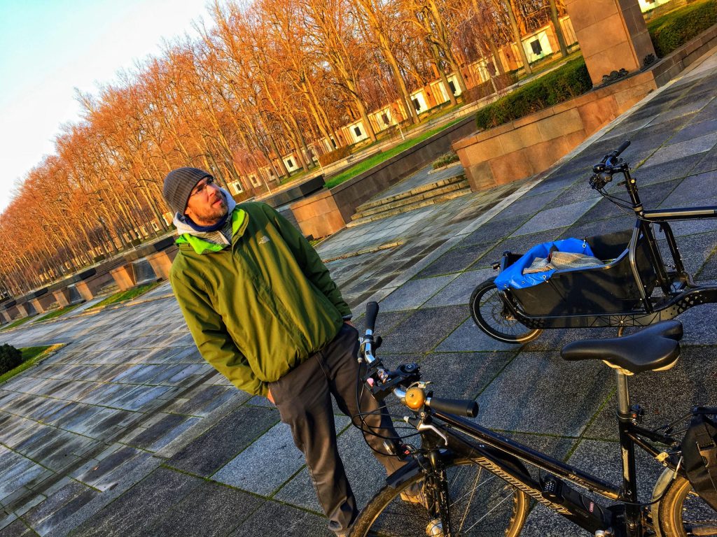 Martin erzählt uns, dass er als Kind an den Gedenkfeiern am Sowjetischen Ehrenmal in der Schönholzer Heide mit Nelke antreten durfte.