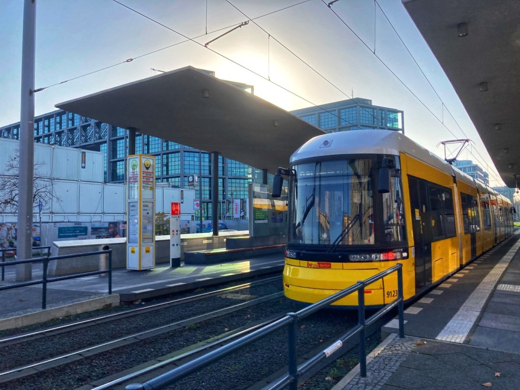 Tram-Haltestelle Hauptbahnhof mit geschwungenem Betondach