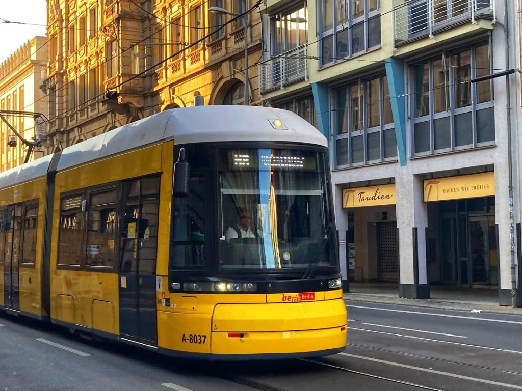 Tram in der Invalidenstraße