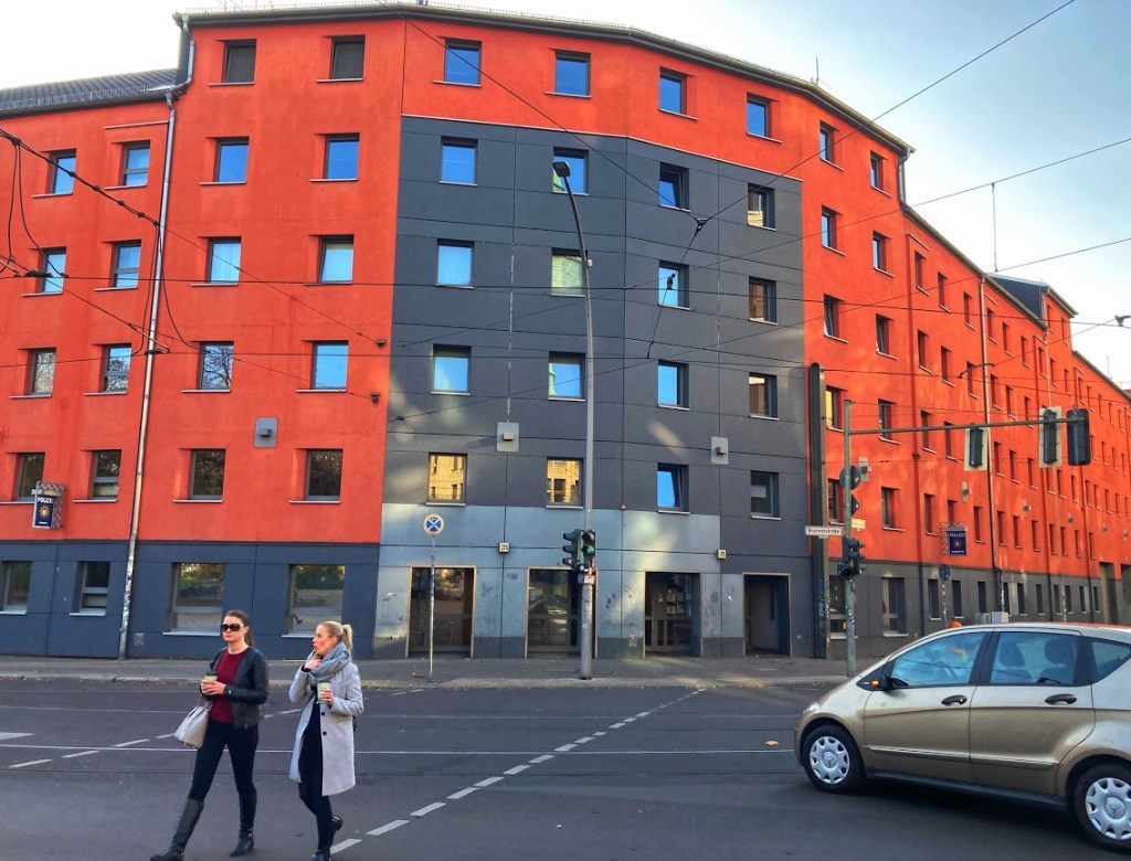 Polizeirevier Invaliden- Ecke Brunnenstraße. Zu Ost-Zeiten grau, die rote Farbe kam erst später