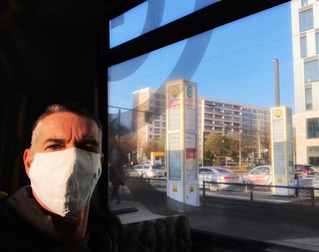 Berlin on Bike Gründer Wollo mit Maske in der M8