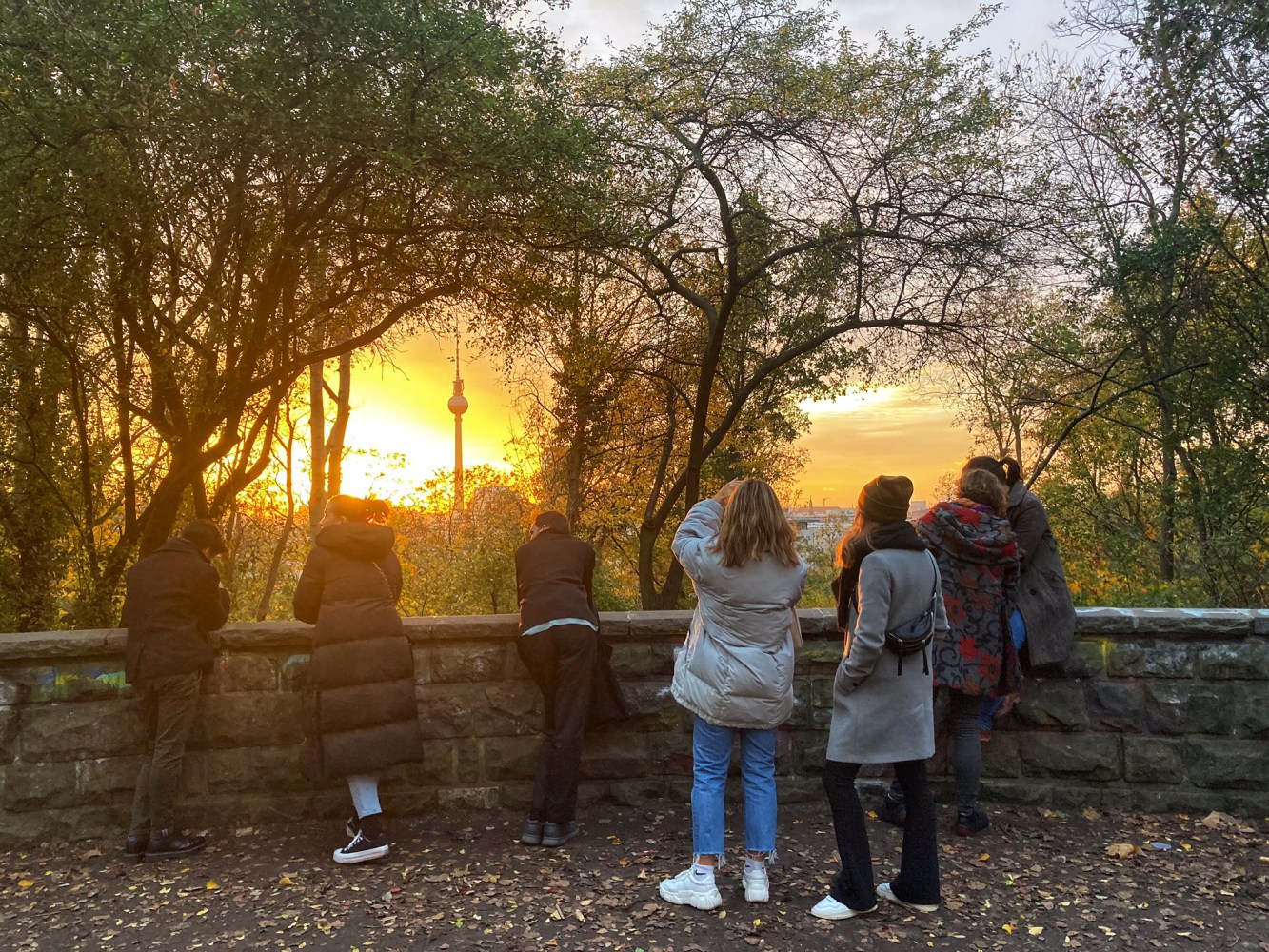 Alle Besucher scharen sich um die eine Stelle, an der man eine tolle Aussicht auf die Stadt hat