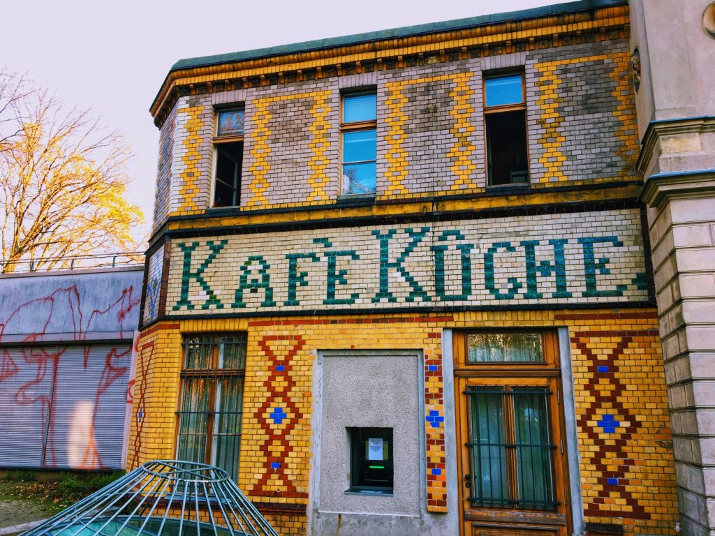 Fassade der Stadtbibliothek am ehemaligen Luisenbad