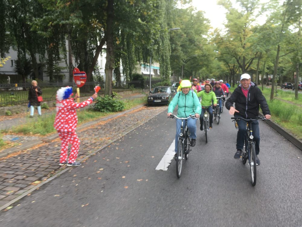 Michel feuert die Gruppe fleißig am Streckenrand an
