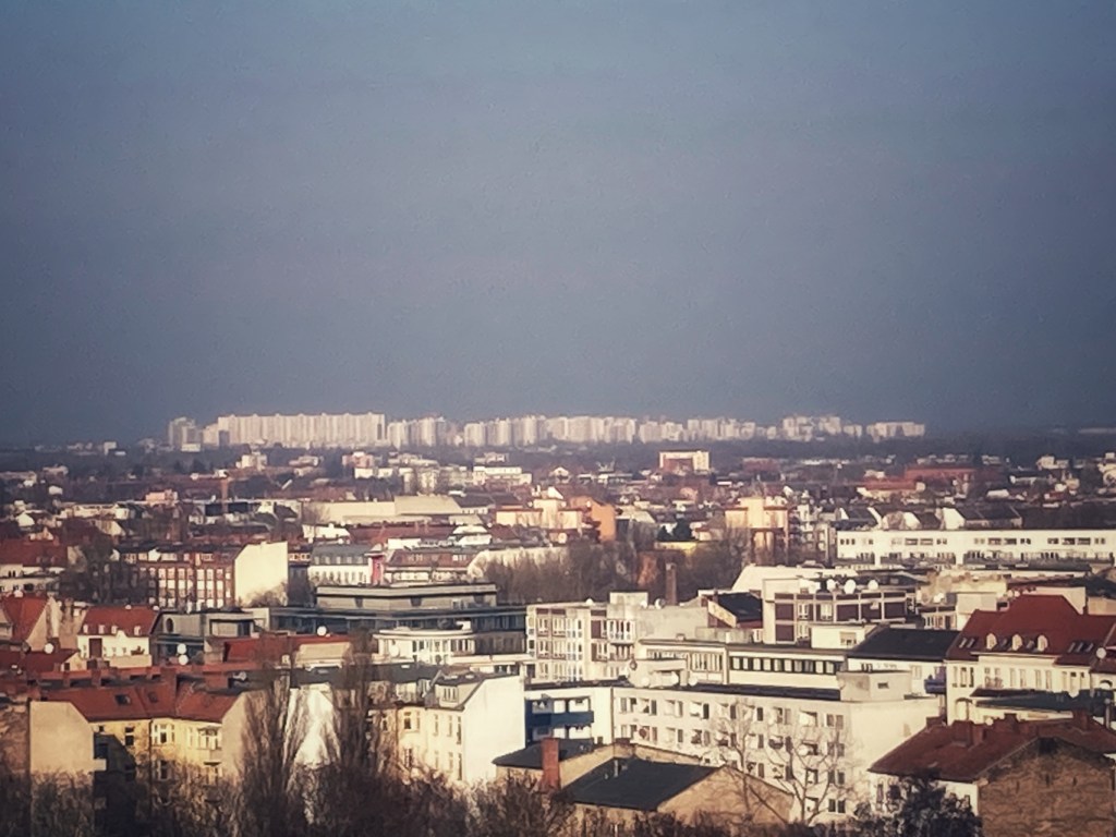 In der Ferne erspähen wir die weißen Kolosse des Märkischen Viertels.