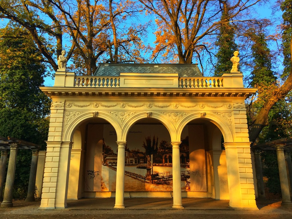 Am Musikpavillon im Bürgerpark Pankow, gleich am Rosengarten finden heute im Sommer immer noch Konzerte statt.