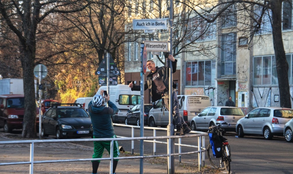 Wollo schwingt elegant am Straßenschild wie einst Gene Kelly in "Singing in the rain"