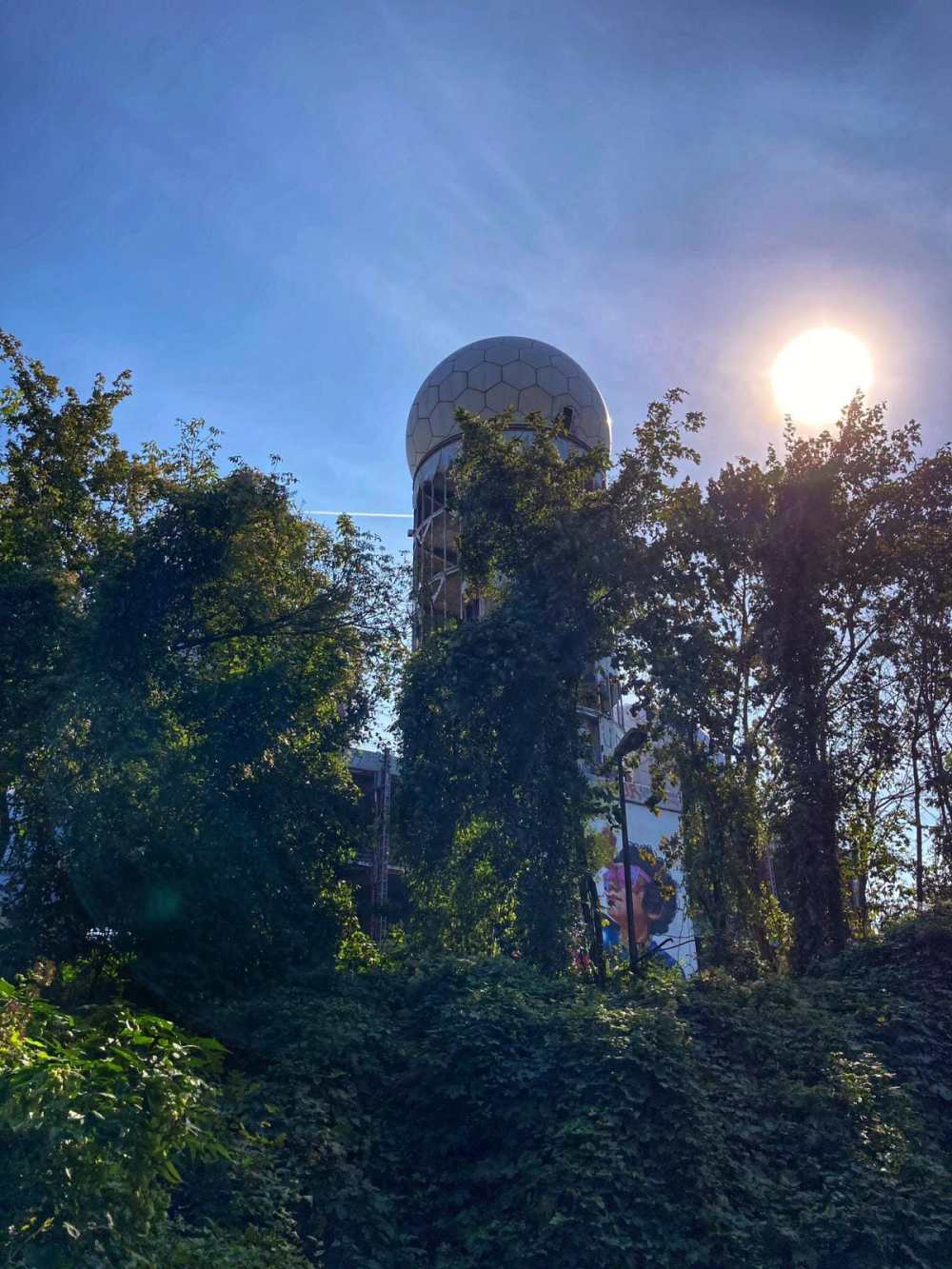 Die Radarstation auf dem Teufelsberg lugt zwischen den Bäumen hervor