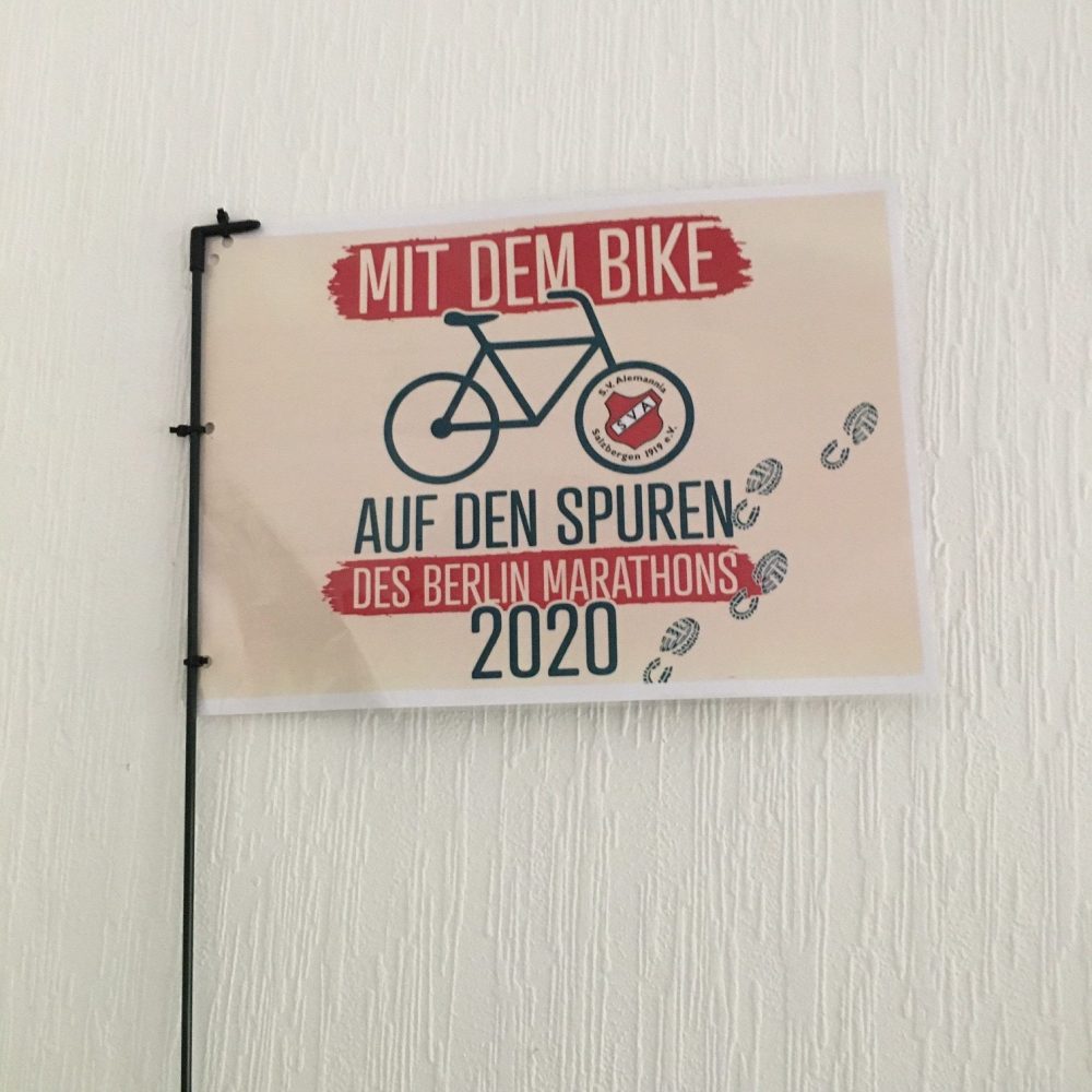 Die Wimpel sorgten nicht nur für Aufmerksamkeit bei Passanten sondern auch bei der Berliner Polizei.