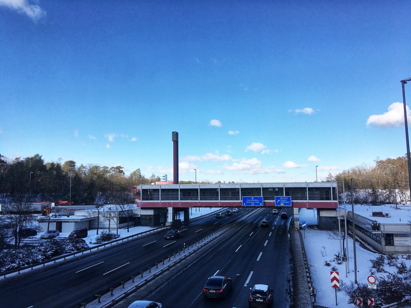 Ehemaliger Grenzübergang Dreilinden von der Königswegbrücke aus gesehen