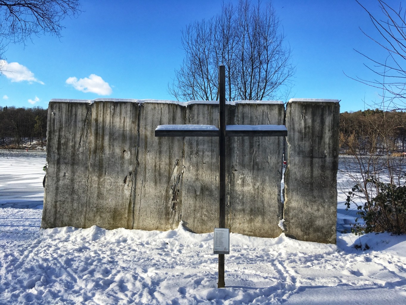 Mauerrest und Gedenkkreuz für Maueropfer am Griebnitzsee