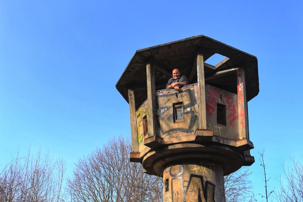 Andi auf dem erhaltenen Stasi-Wachturm an der Kreativstadt Weißensee