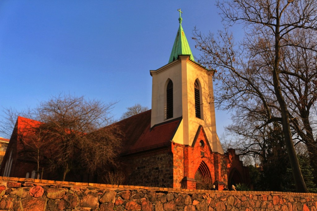 Das Zentrum Weißensees als es noch Dorf war - die alte Dorfkirche mit Ursprüngen im 13. Jahrhundert.