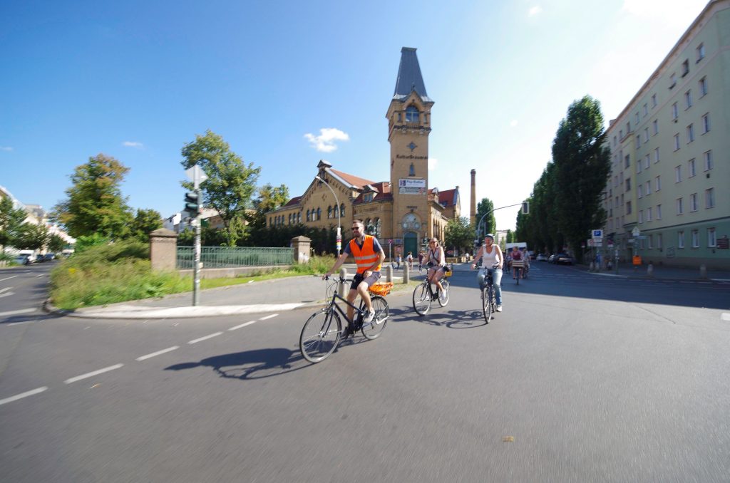 Eine Fahrradgruppe von Berlin on Bike vor der Kulturbrauerei im Prenzlauer Berg
