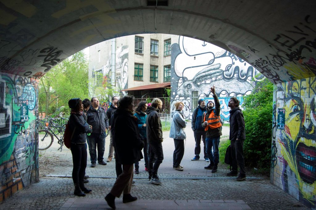 Fahrradtour Alternatives Berlin in einem Hinterhof mit Graffiti
