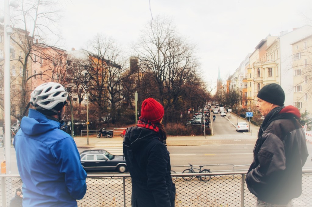 Blick auf die Hornstraße, die am Park am Gleisdreieck in einer Sackgasse endet.